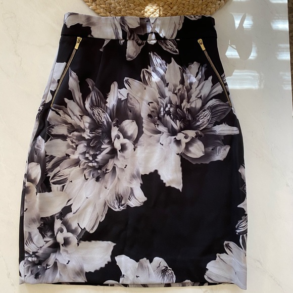 H&M Flower Pencil Skirt size 2. - Picture 1 of 3